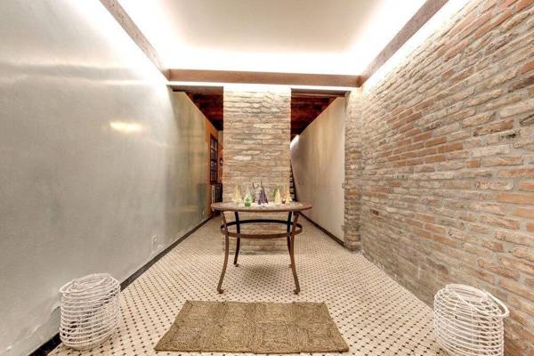 VENETIAN HOUSE WITH TERRACE