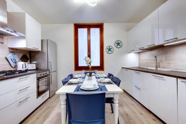 WHITE FLOWERS - CANAL VIEW