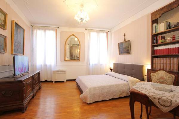 City Apartments Corner Canal View