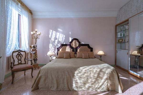 Ca' Degli Specchi Grand Canal