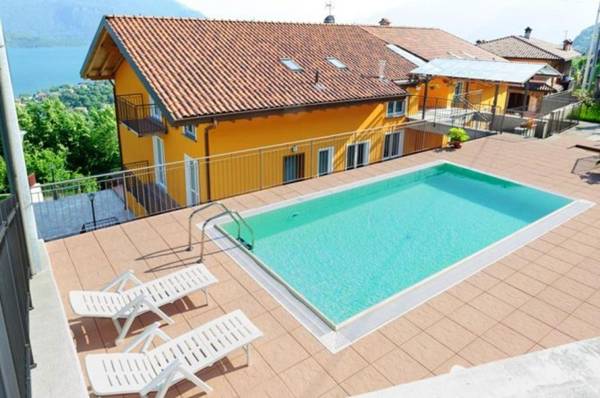 2 bedrooms appartement with lake view shared pool and furnished balcony at Vercana 2 km away from the beach