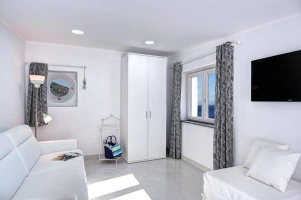 Sunrise Suite by Gocce