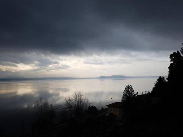 Appartamento GIOIOSA 1 con ampio terrazzo e vista Lago