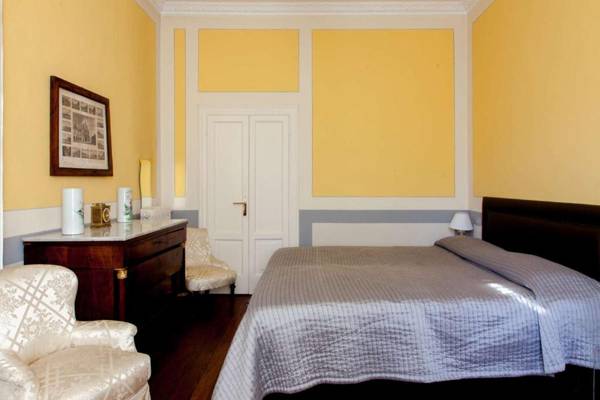 Villa Lucia Laglio with private dock