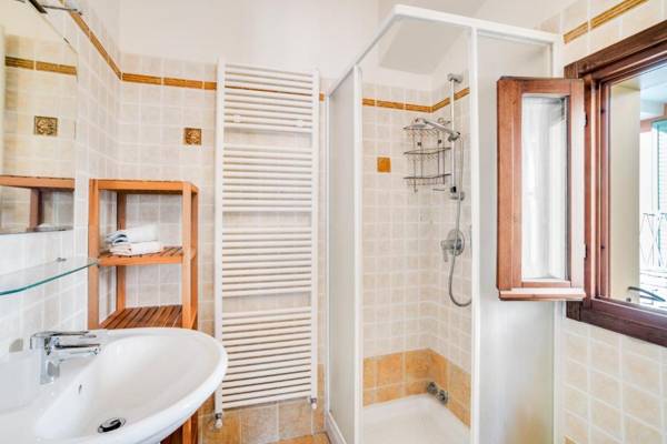 Design Apartment with Lake View!