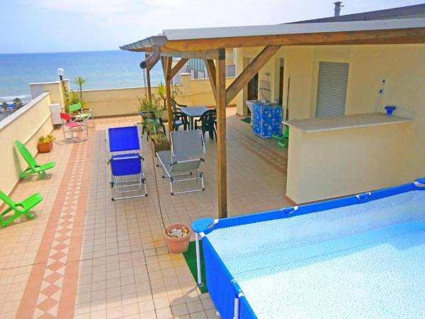 Casa Bella ATTICO FRONTE MARE con PISCINA