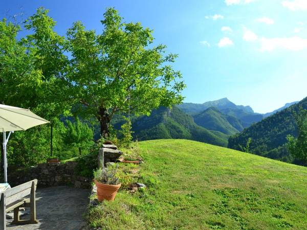 Graceful Cottage in Vergemoli with Private Fenced Garden