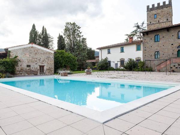 Lovely Holiday Home with Swimming Pool Garden and Barbecue
