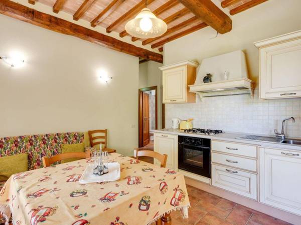 Alluring Apartment in Casole d'Elsa with Swimming Pool