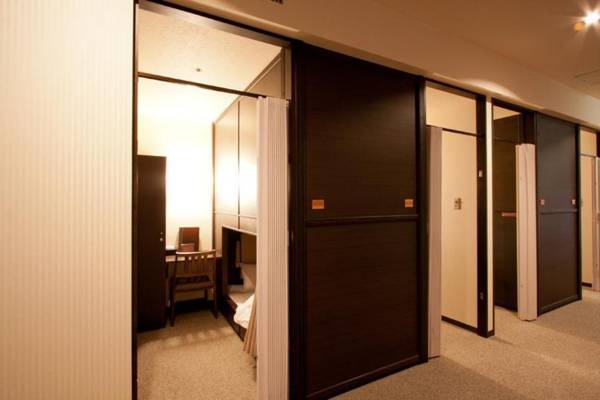 HEARTS Capsule Hotel ?Spa Nakasu