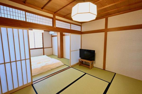 New open - Manabi-stay Takayama SAKURA 古い町並みまで徒歩１分！迫力の大画面シアタールームと香り高い檜風呂完備！！