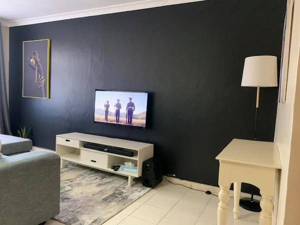 Peaceful and Lovely 1 bedroom with a city view.