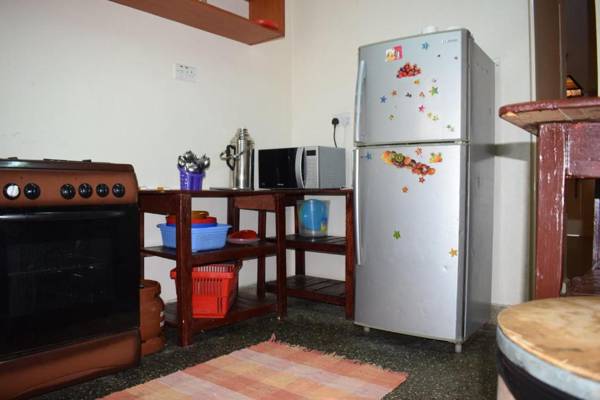 Nyayo Estate Nairobi Malaika maisonnette Kenya 3bedrooms 2 baths own compound smart Tv 24 hours security kitchen hot baths water peaceful and calm environ 2 Double and Queen beds adjacent to the JKIA Jomo kenyatta Int Airport hotwater free wifi and