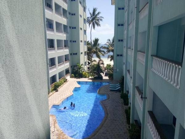 Stylish Beachfront Apartment Mombasa King Sized bed