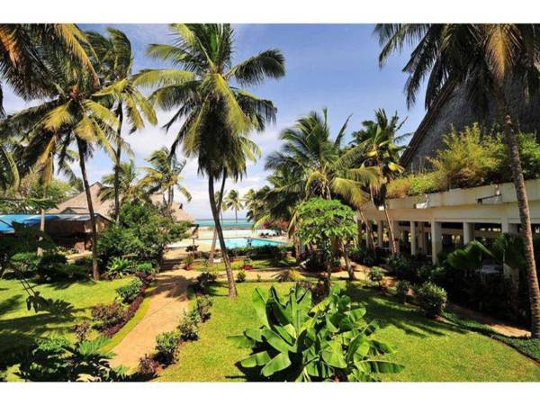 Big Tree Beach Hotel