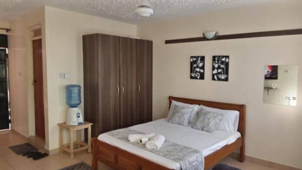 Cosy Studio Closeby Coba Cabana Beach with Wi-Fi Smart Tv KeyboxBalcony Electric Fenced Carpark & CCTV