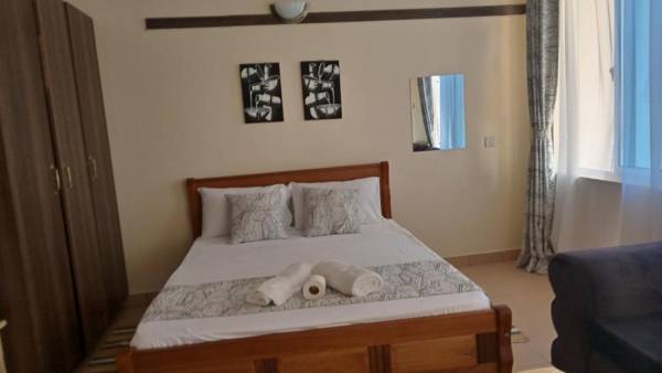 Cosy Studio Closeby Coba Cabana Beach with Wi-Fi Smart Tv KeyboxBalcony Electric Fenced Carpark & CCTV