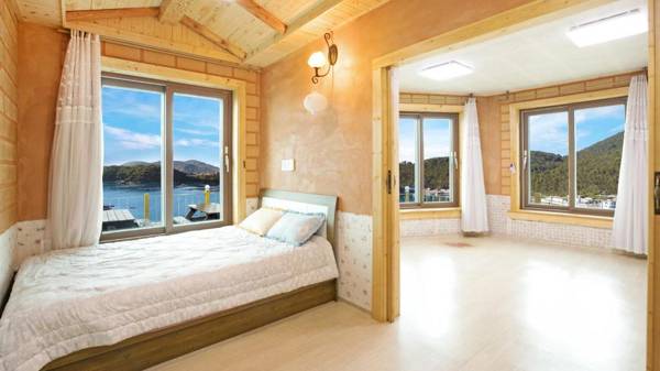 Tongyoung Blue House Spa Pension