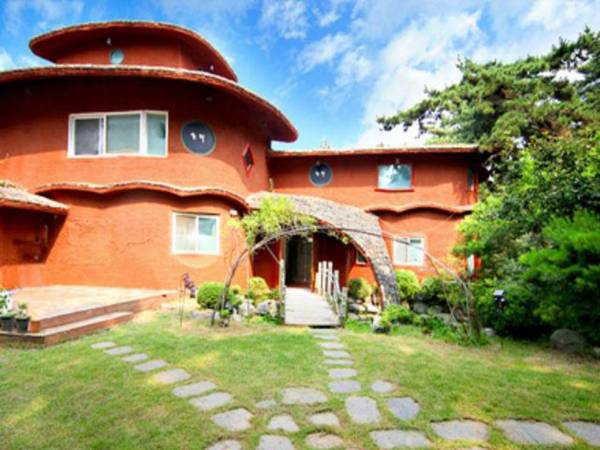 Mongsanpo Solmoimaeul Pension