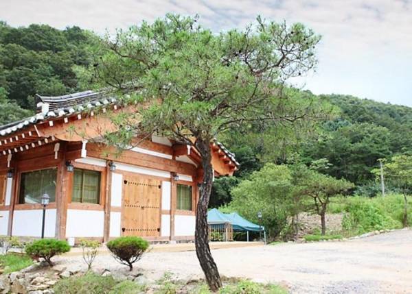 Hongcheon Giwajip Punggyeong Pension
