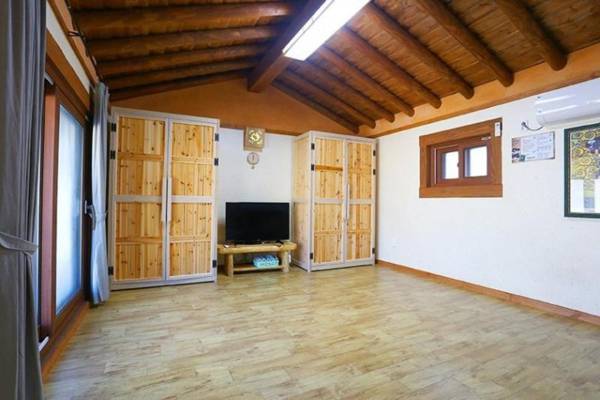 Gongju Sangsin Heuljip Pension