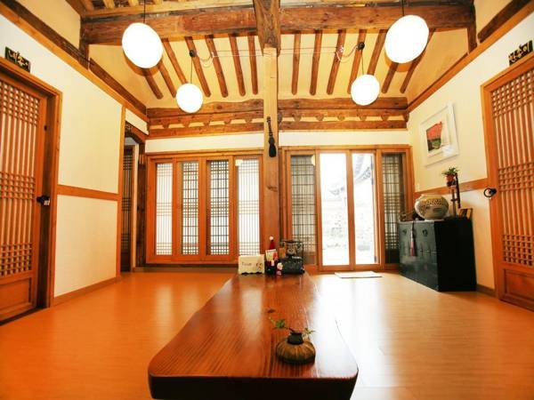 Saekdong Jeogori Hanok Guesthouse Jeonju