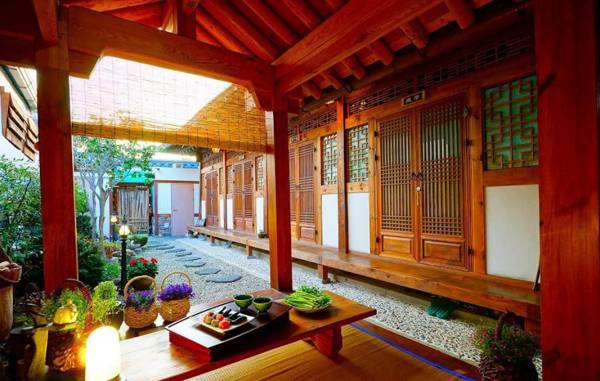 Jeonju Hanok Maeul Deungyongjae Gotek