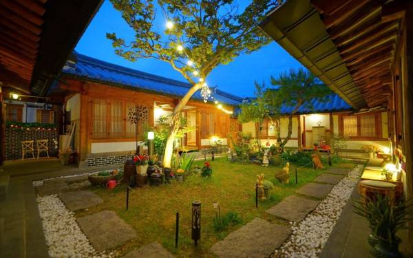 Jeonju Hanok Maeul Sarang Namu Hanok Pension