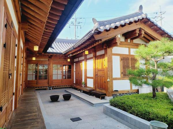 Jeonju Hanok Maeul Deoksugoong