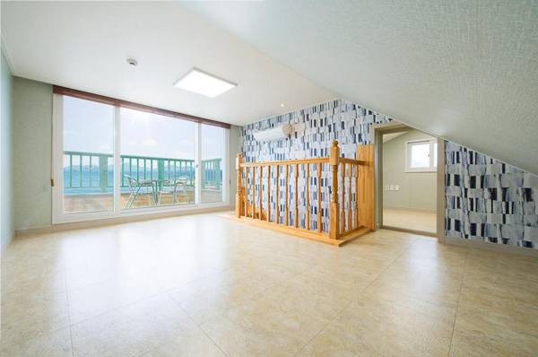 Geojae Beach White Pension