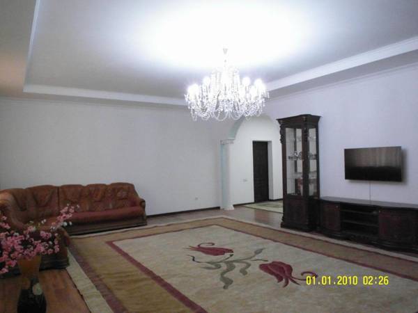 3х комнатные Vip апартаменты с двумя санузлам 140 м2.Две 2х комнатные VIP aпартаменты по 100м2три квартиры на одной лестничной площадке .