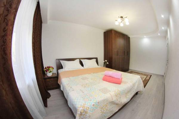 Назарбаева 45 ЦЕНТР Алматы 2х комн apartments Happy day