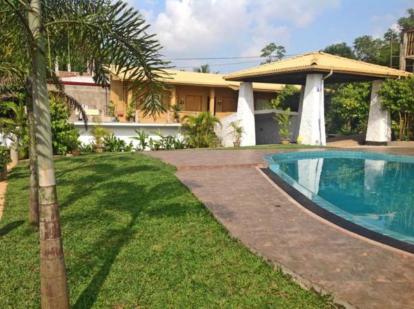 Shiny Lakeside Resort