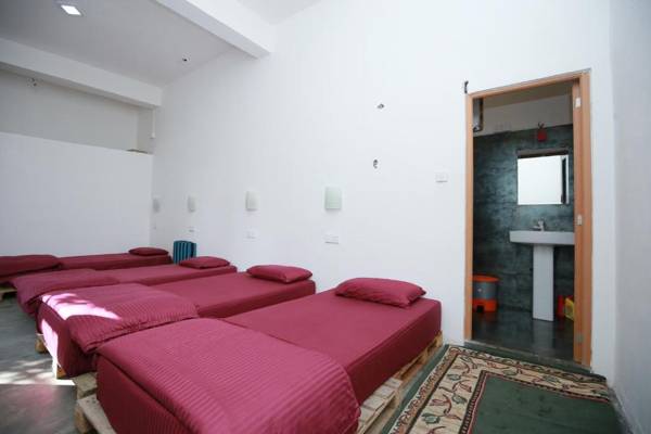 Tiki bar hostel ella