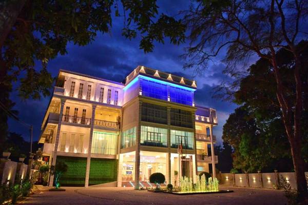 Royal Reach Safari Resort