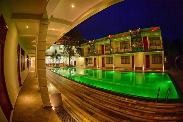 Royal Reach Safari Resort