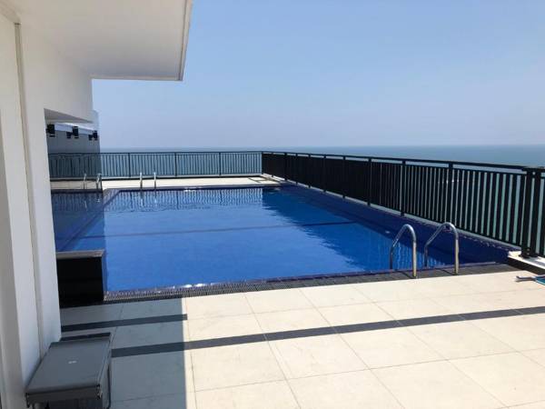 Sea Breeze - Luxurious 3 Bedroom Sea Front Apartment in Mount Lavinia