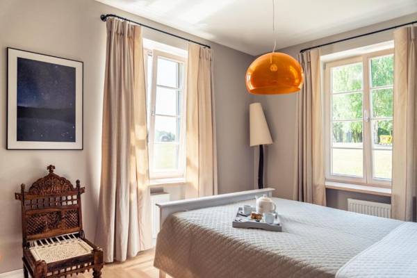 Lake & Library Hotel