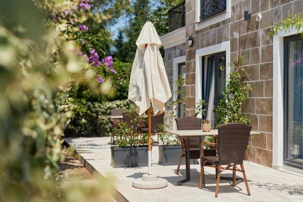 Moderna Luxury Apartments with HEATED pool