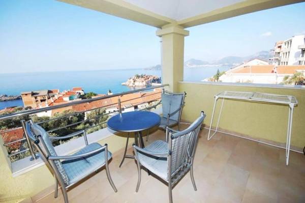 BMV room 2 with west island view