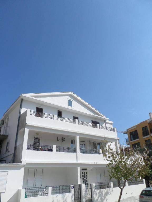 Apartments Gvozdenović