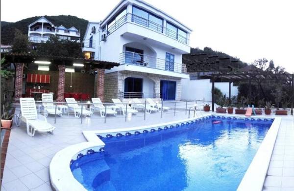 Villa Sea-N-Sun 7 bedrooms & Pool nearby Portonovi Marina.