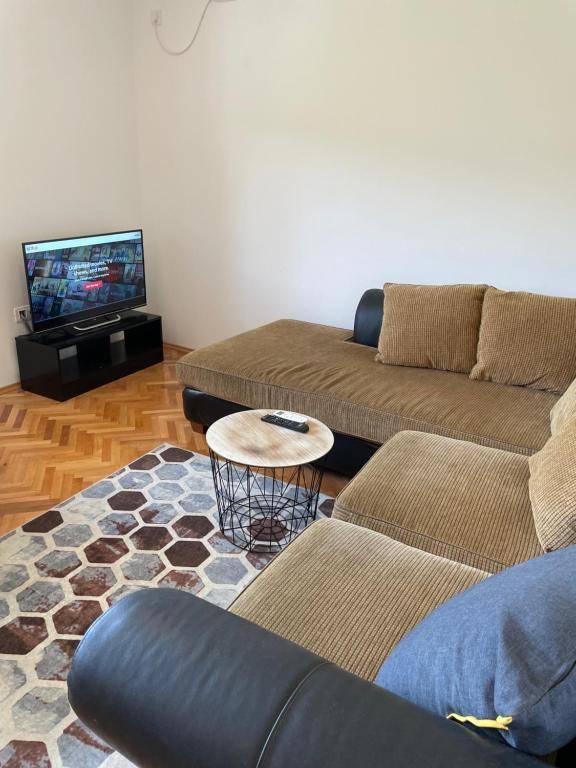 Entire 1-bedroom apartment with free parking