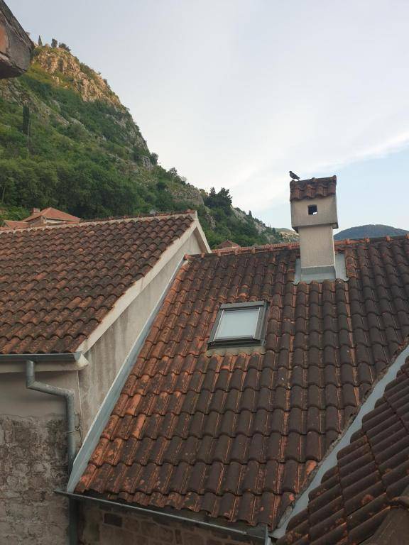 Nova dvokrevetna soba sa dva odvojena kreveta i zajedničkim kupatilom