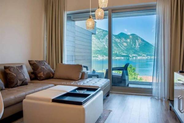 LaNi Lux View Apartment with Pool