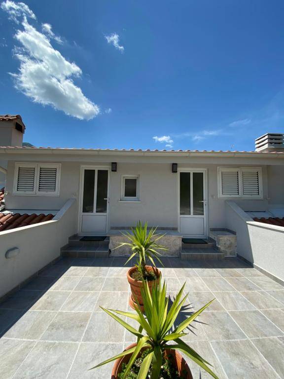 Sunny Bay Apartments