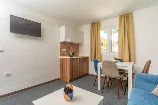 Mika's Seaview Apartments