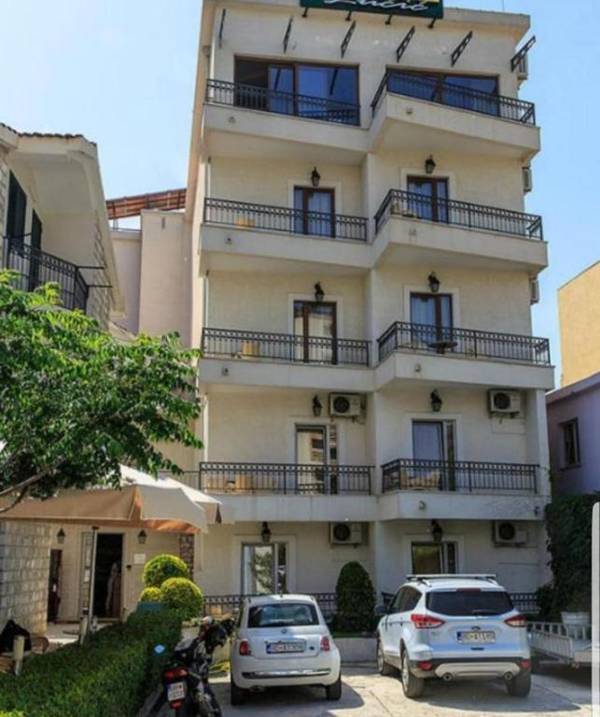 Lucic Rooms & Suites