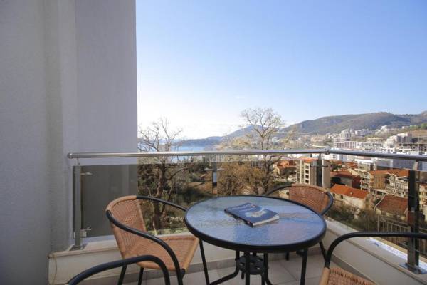 Modern Spacious One Bedroom Apartment Rafailovici