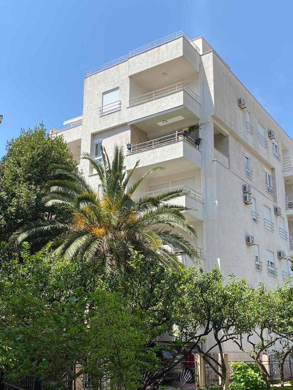 Modern Studio 200m from the Beach